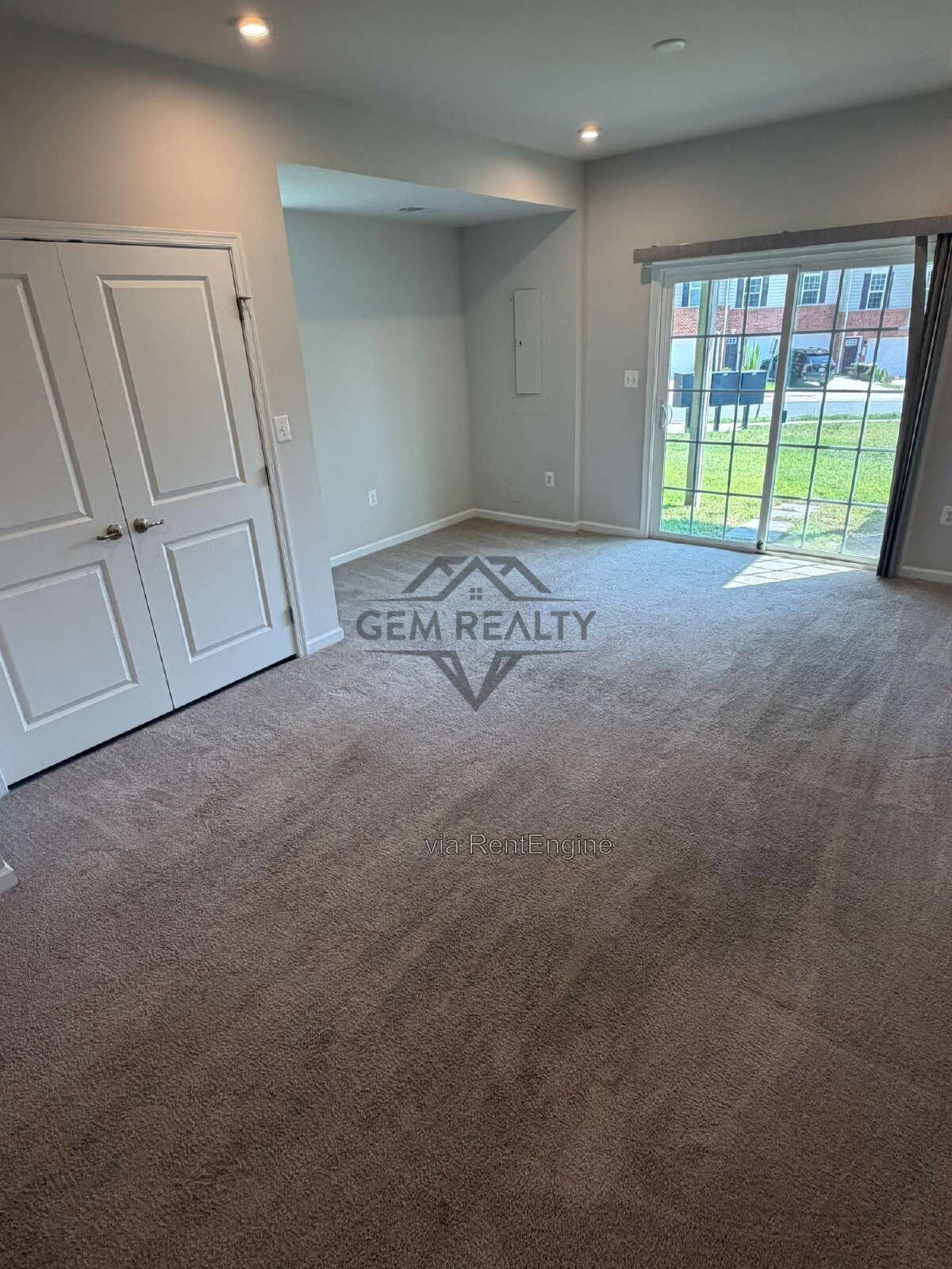 Spacious 3BR/3.5BA Townhome w/ Finished Basement, Deck & 2 Reserved Spaces – Fredericksburg property image