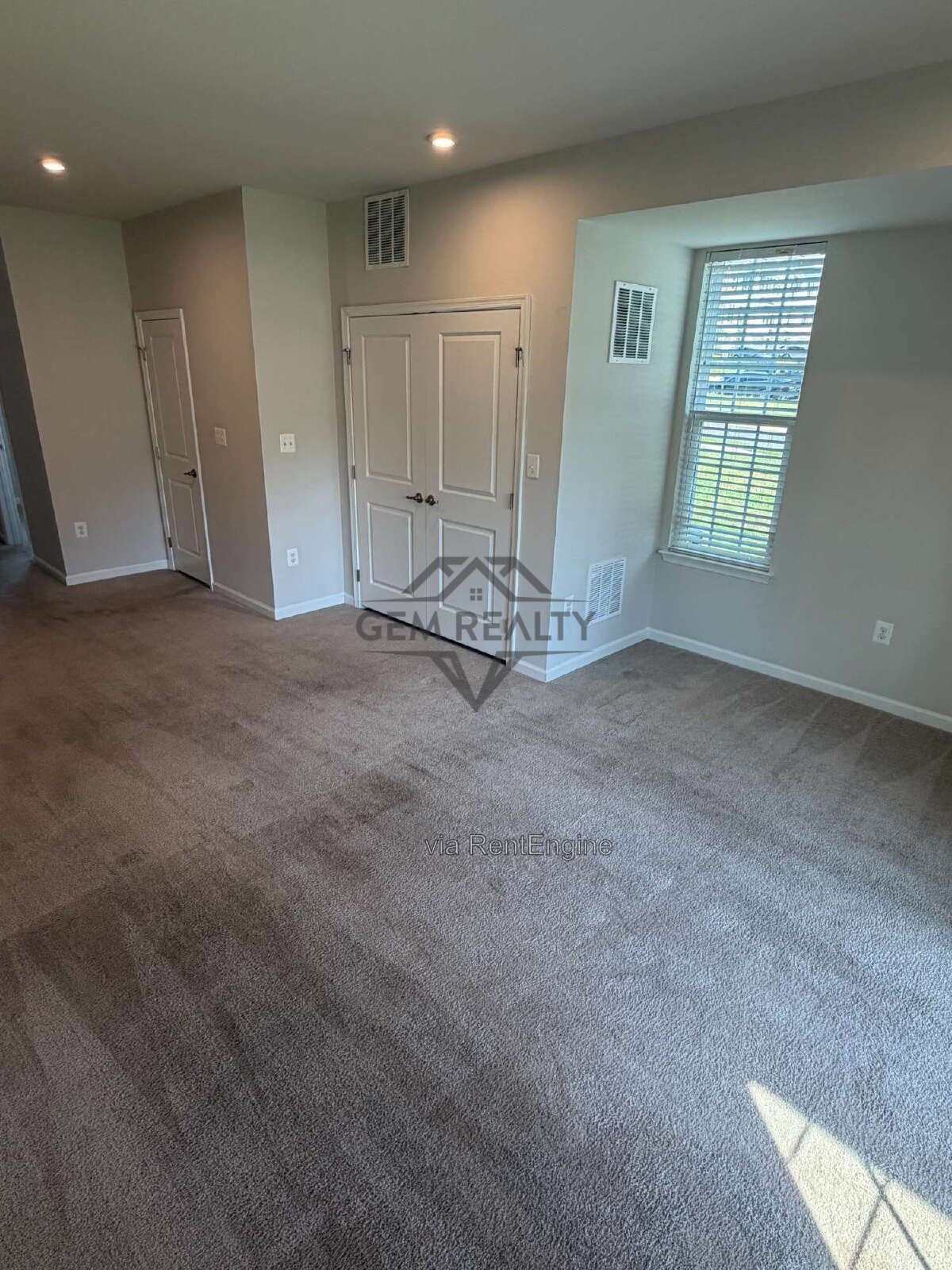 Spacious 3BR/3.5BA Townhome w/ Finished Basement, Deck & 2 Reserved Spaces – Fredericksburg property image