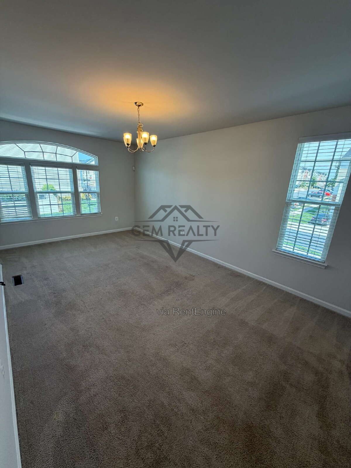 Spacious 3BR/3.5BA Townhome w/ Finished Basement, Deck & 2 Reserved Spaces – Fredericksburg property image