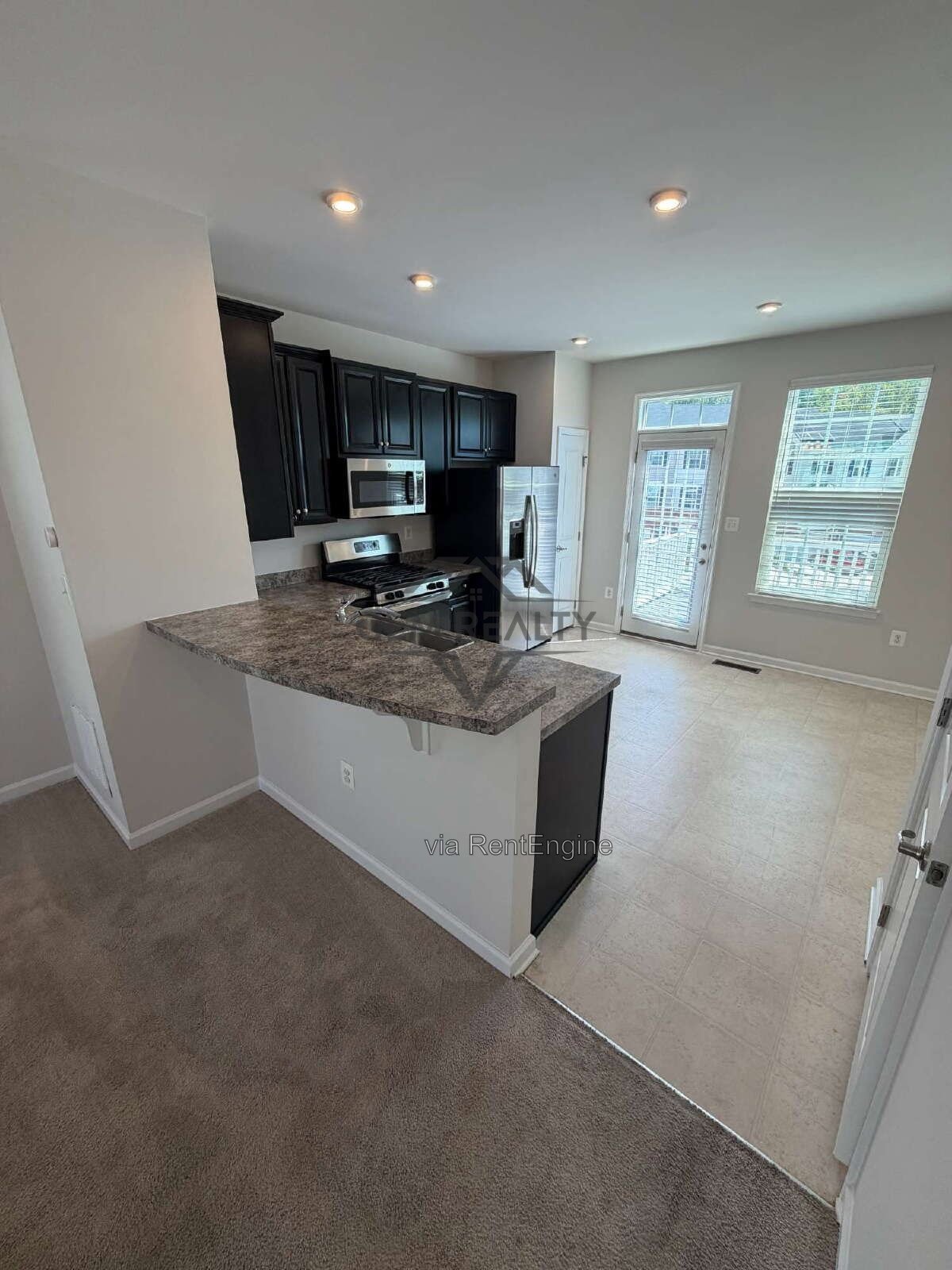 Spacious 3BR/3.5BA Townhome w/ Finished Basement, Deck & 2 Reserved Spaces – Fredericksburg property image