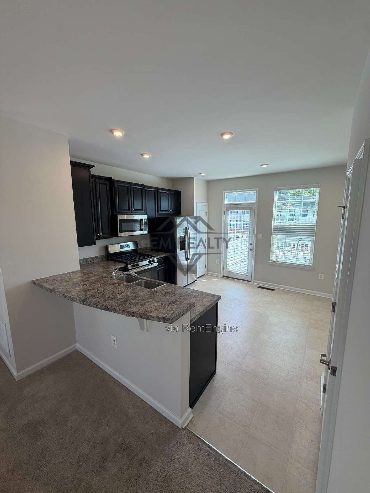 Spacious 3BR/3.5BA Townhome w/ Finished Basement, Deck & 2 Reserved Spaces – Fredericksburg property image