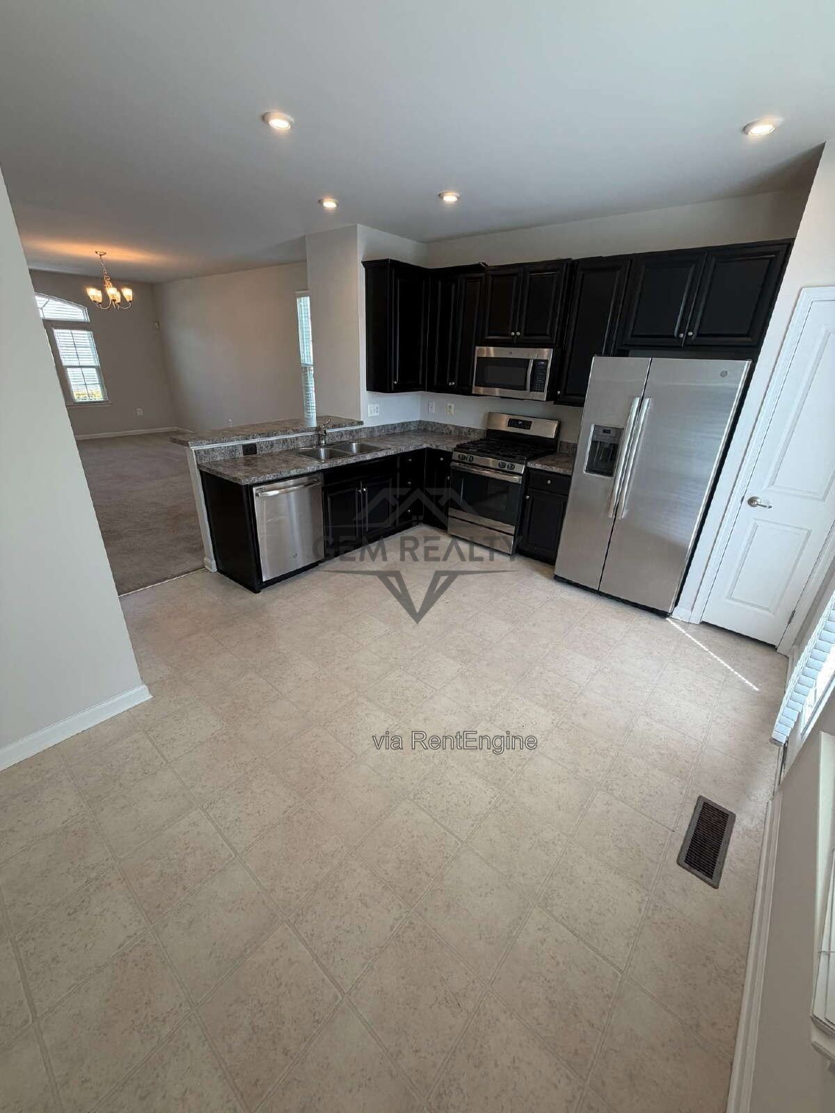 Spacious 3BR/3.5BA Townhome w/ Finished Basement, Deck & 2 Reserved Spaces – Fredericksburg property image
