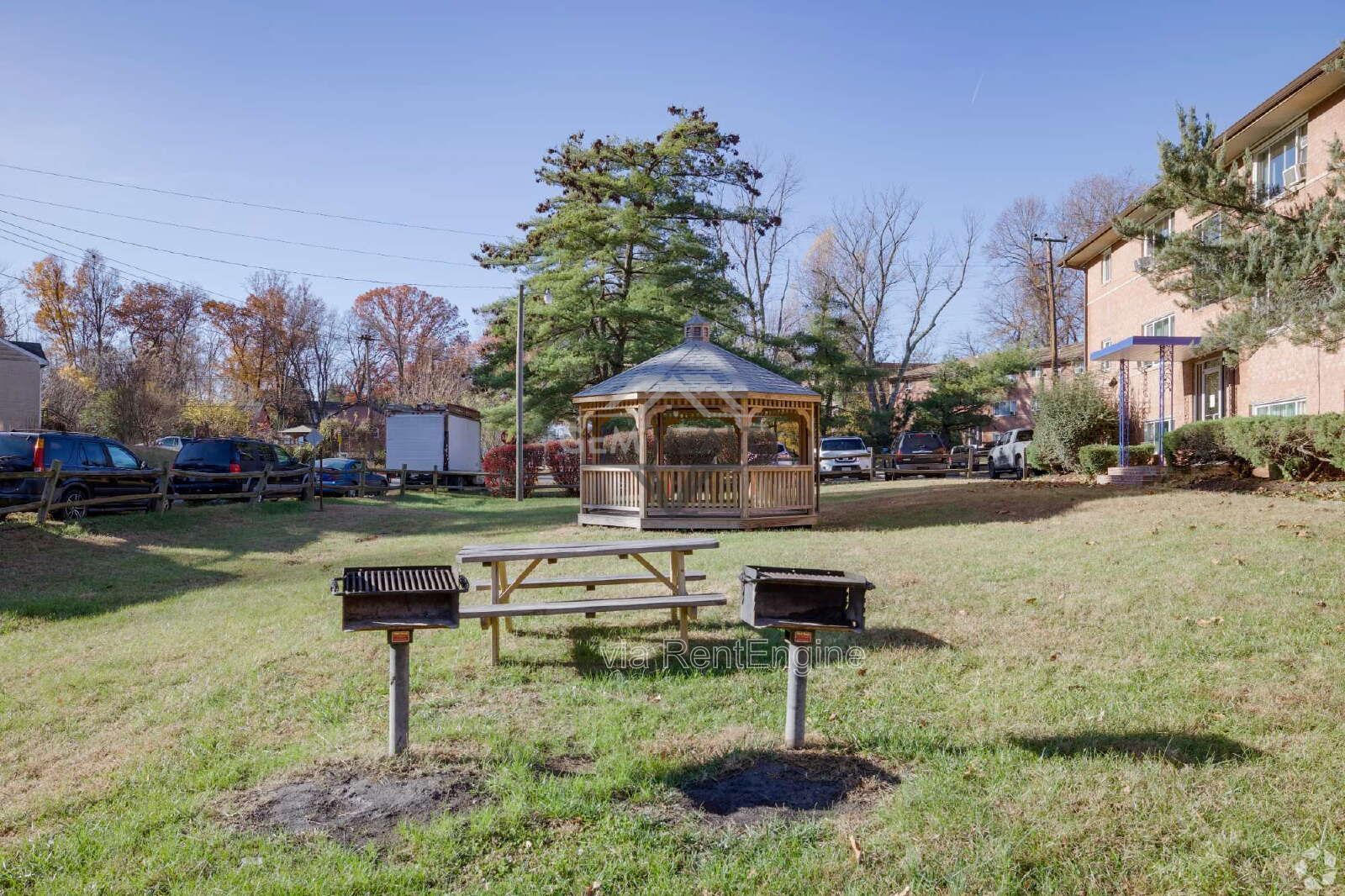 Studio Apartment in Convenient Woodbridge Location – Friendship Place Apartments property image