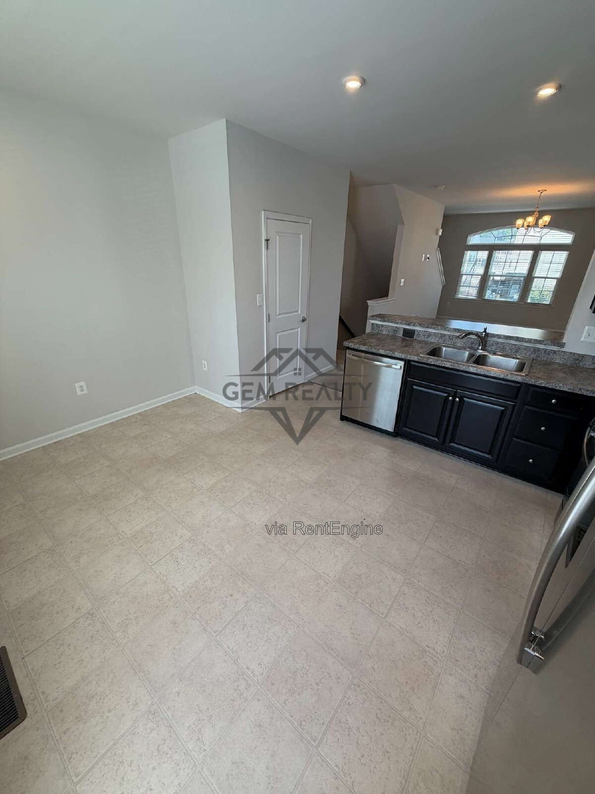 Spacious 3BR/3.5BA Townhome w/ Finished Basement, Deck & 2 Reserved Spaces – Fredericksburg property image