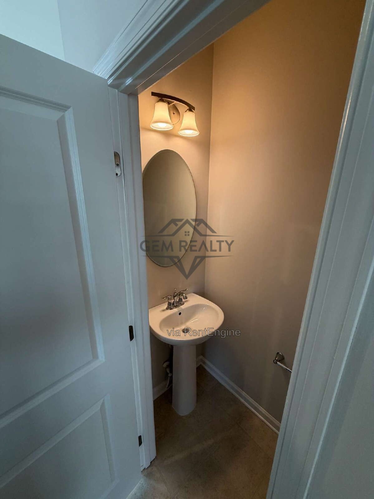 Spacious 3BR/3.5BA Townhome w/ Finished Basement, Deck & 2 Reserved Spaces – Fredericksburg property image