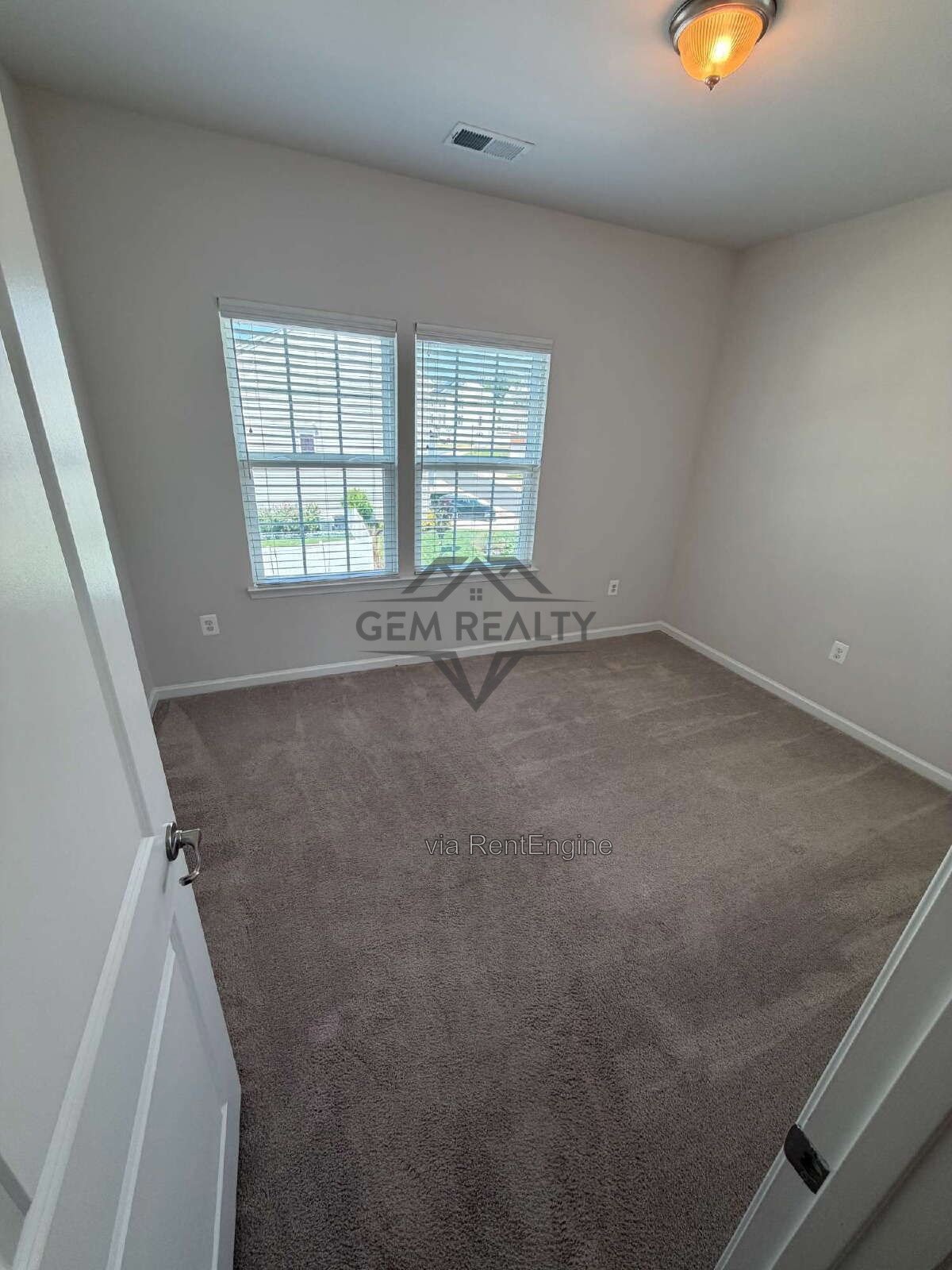 Spacious 3BR/3.5BA Townhome w/ Finished Basement, Deck & 2 Reserved Spaces – Fredericksburg property image