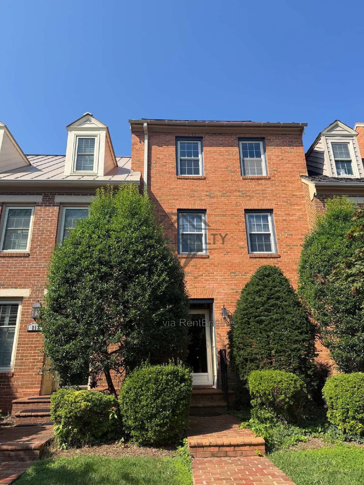 Charming 4-Bed Townhouse Retreat on College Avenue – Spacious 1932 Sq Ft in Fredericksburg! property image