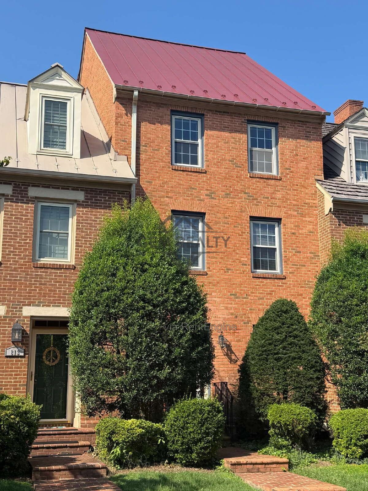 Charming 4-Bed Townhouse Retreat on College Avenue – Spacious 1932 Sq Ft in Fredericksburg! property image