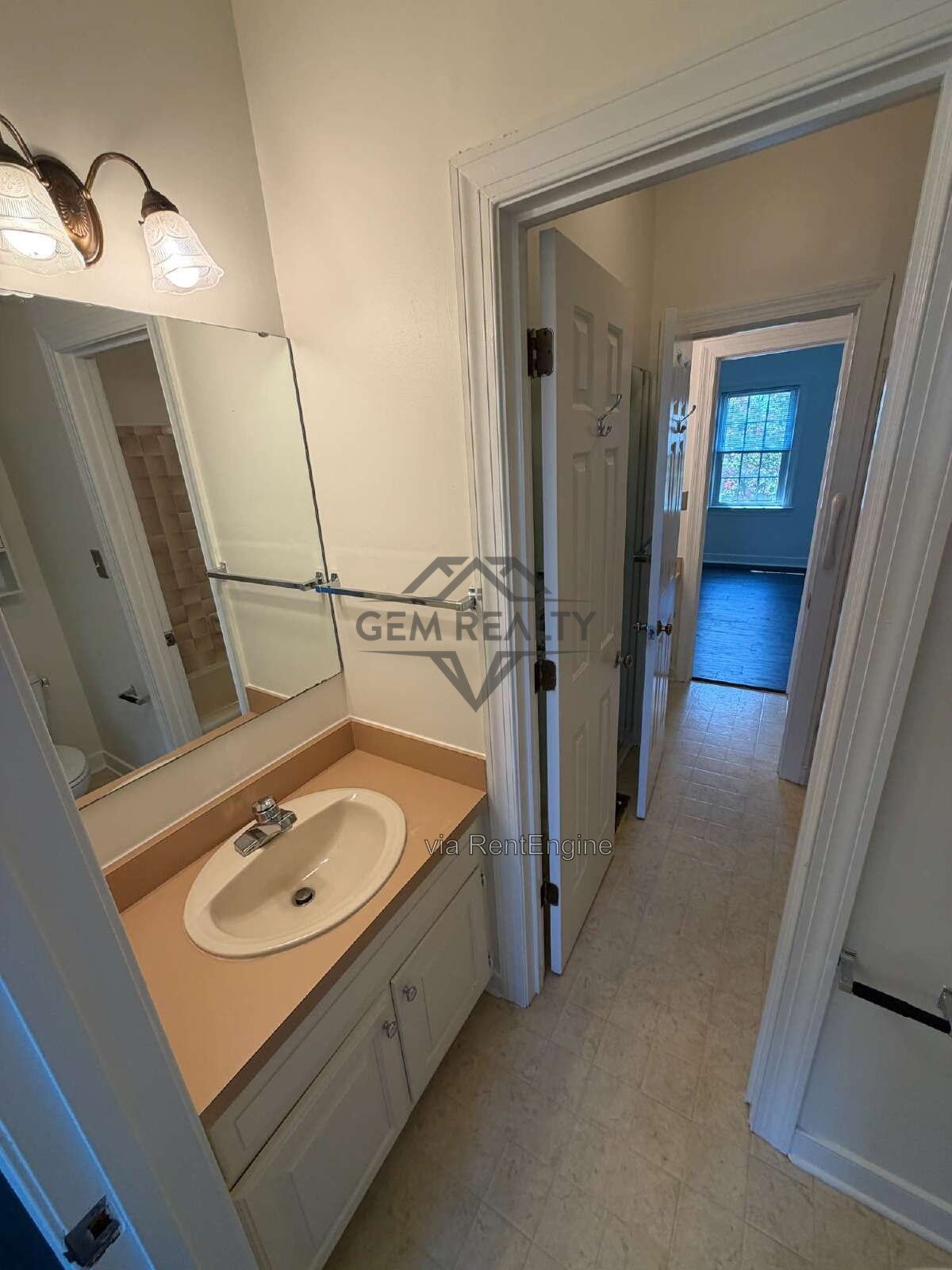 Charming 4-Bed Townhouse Retreat on College Avenue – Spacious 1932 Sq Ft in Fredericksburg! property image
