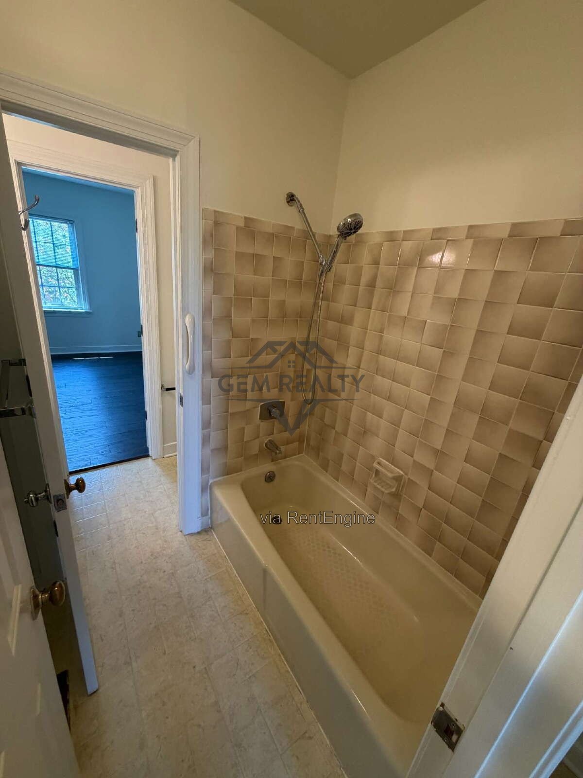 Charming 4-Bed Townhouse Retreat on College Avenue – Spacious 1932 Sq Ft in Fredericksburg! property image