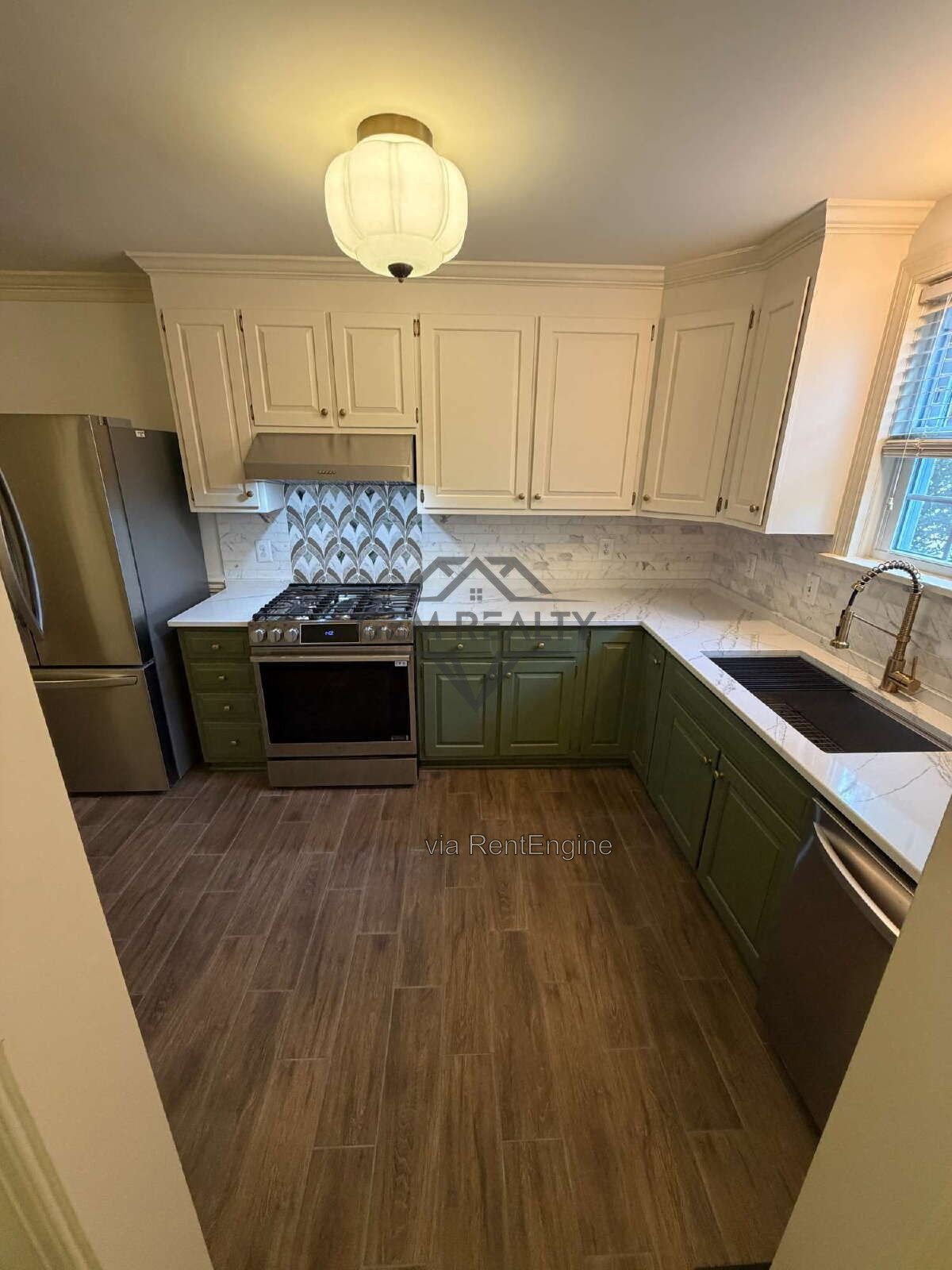 Charming 4-Bed Townhouse Retreat on College Avenue – Spacious 1932 Sq Ft in Fredericksburg! property image