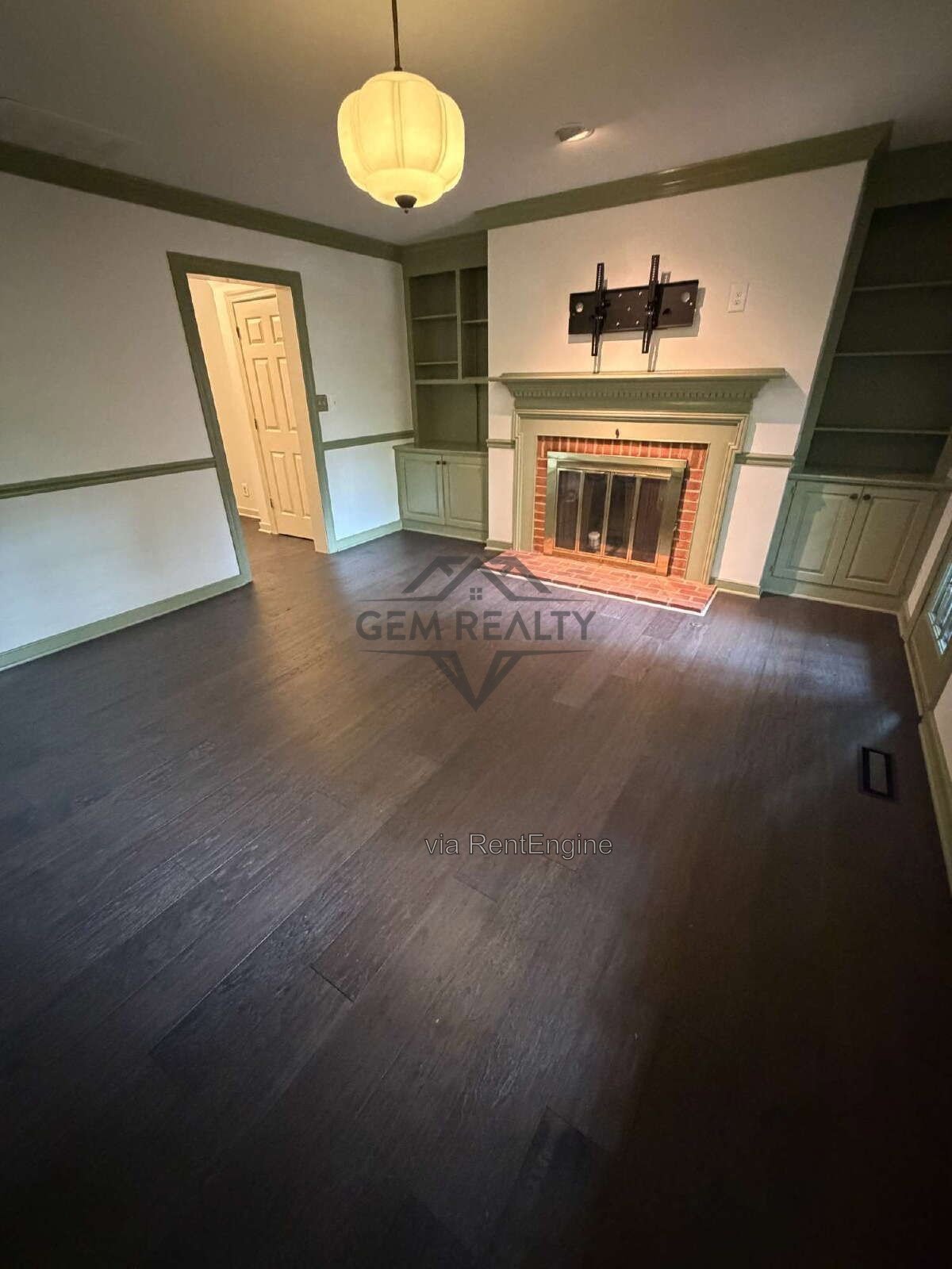 Charming 4-Bed Townhouse Retreat on College Avenue – Spacious 1932 Sq Ft in Fredericksburg! property image
