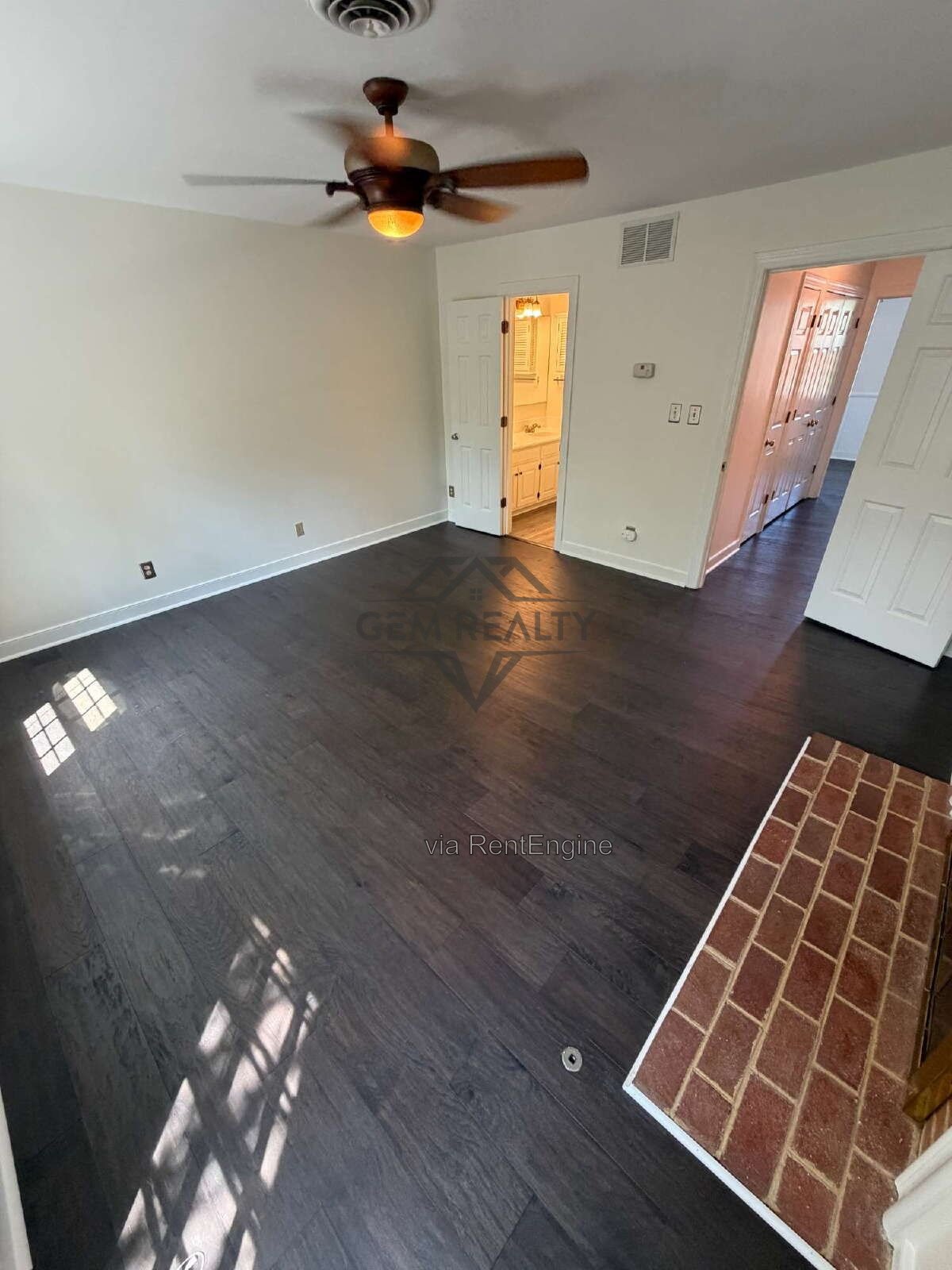 Charming 4-Bed Townhouse Retreat on College Avenue – Spacious 1932 Sq Ft in Fredericksburg! property image