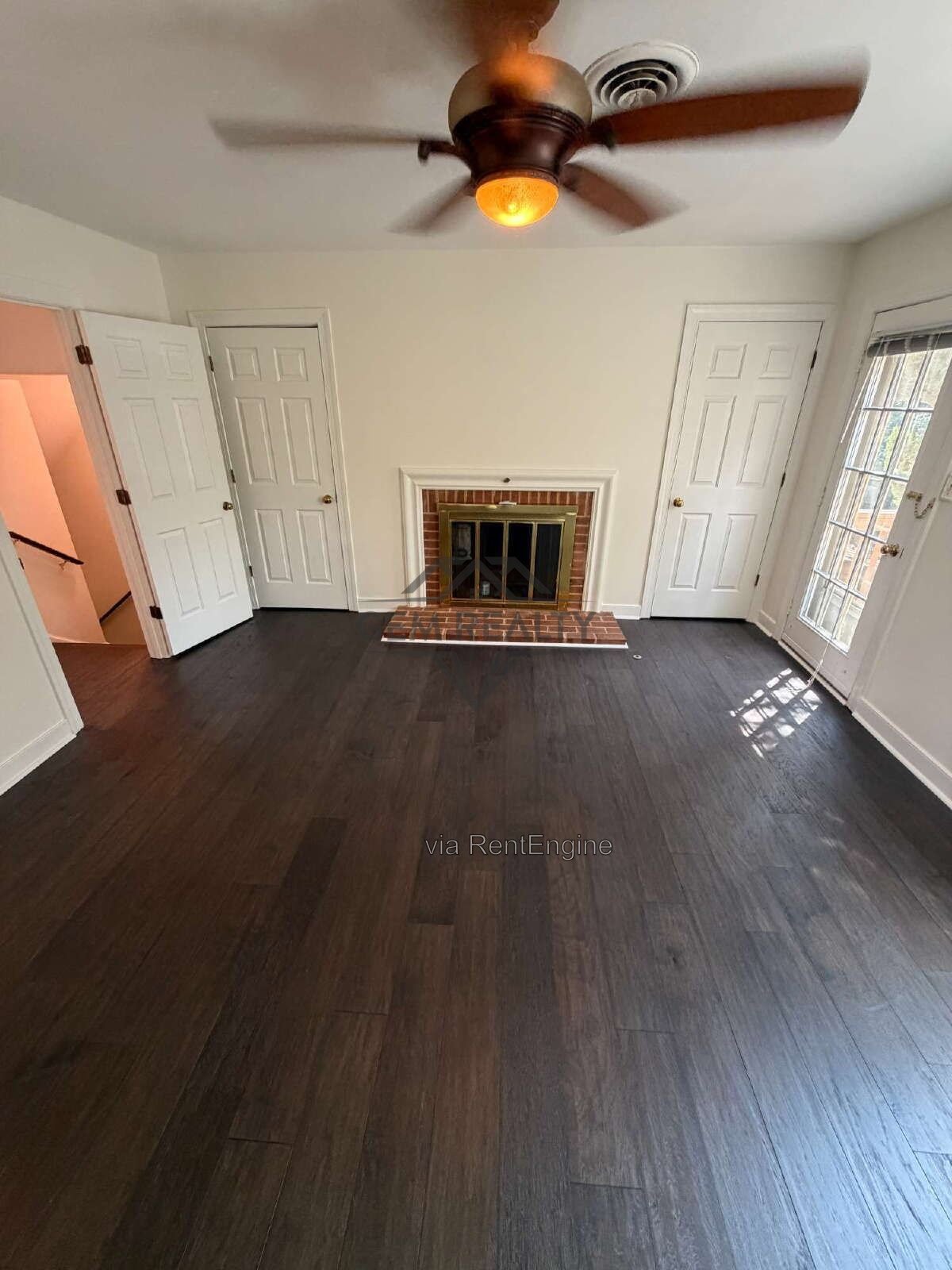 Charming 4-Bed Townhouse Retreat on College Avenue – Spacious 1932 Sq Ft in Fredericksburg! property image