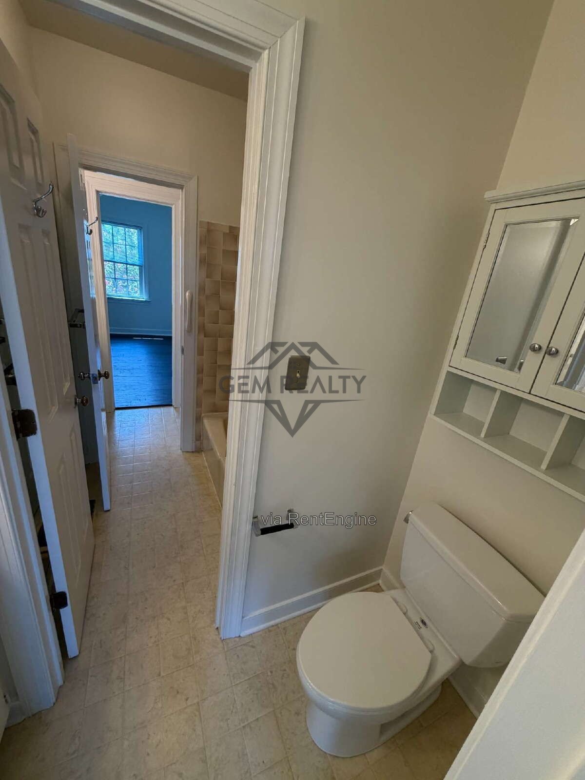 Charming 4-Bed Townhouse Retreat on College Avenue – Spacious 1932 Sq Ft in Fredericksburg! property image