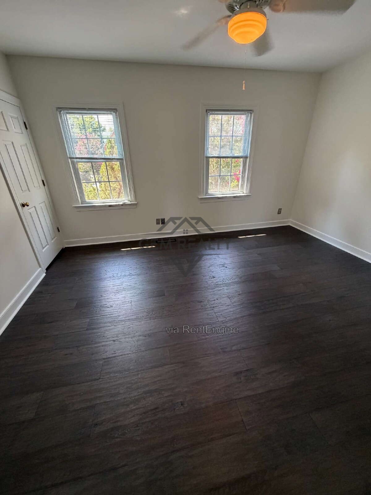 Charming 4-Bed Townhouse Retreat on College Avenue – Spacious 1932 Sq Ft in Fredericksburg! property image