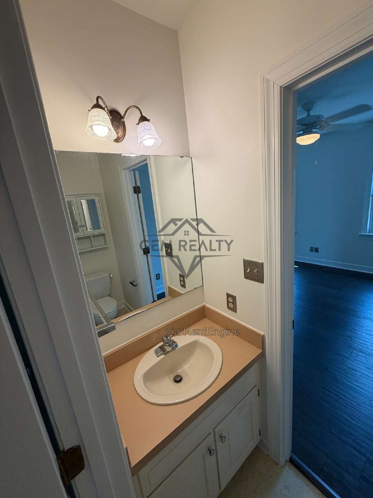 Charming 4-Bed Townhouse Retreat on College Avenue – Spacious 1932 Sq Ft in Fredericksburg! property image