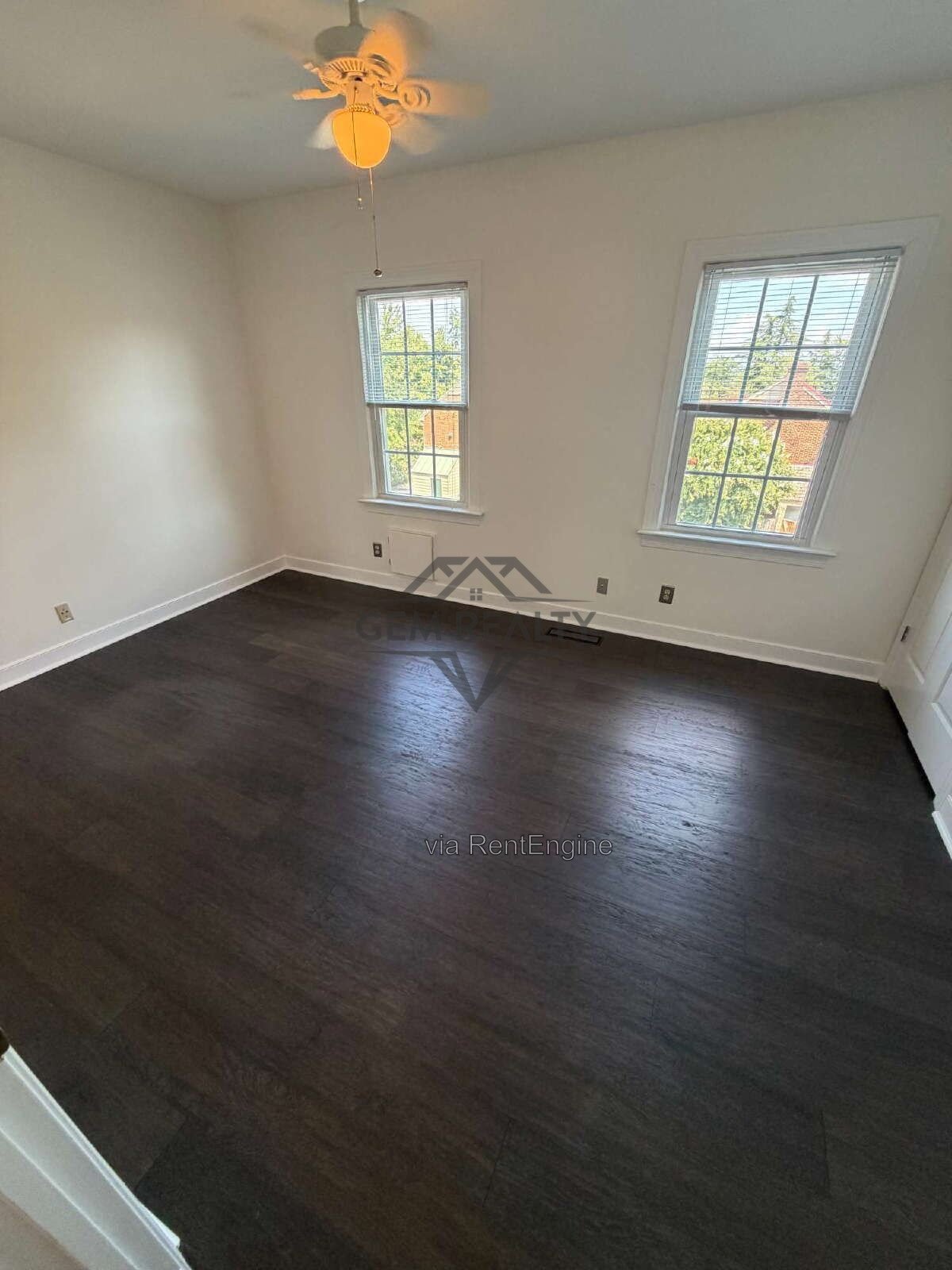 Charming 4-Bed Townhouse Retreat on College Avenue – Spacious 1932 Sq Ft in Fredericksburg! property image