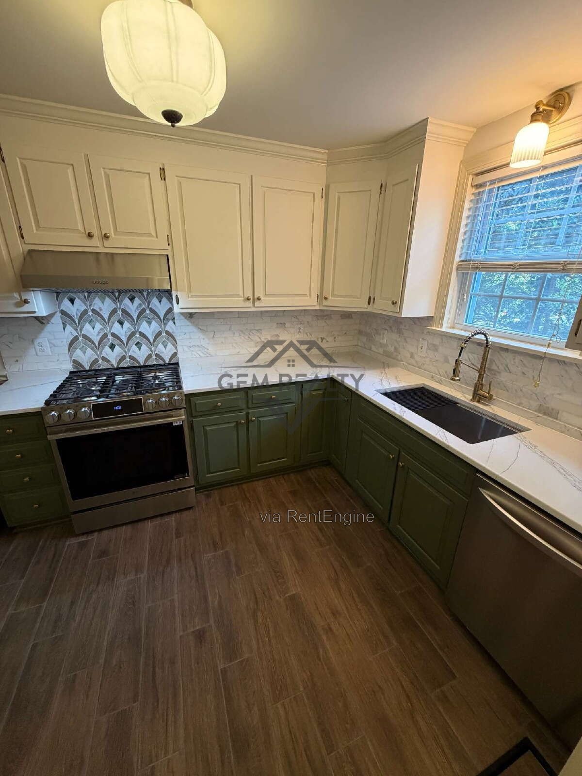 Charming 4-Bed Townhouse Retreat on College Avenue – Spacious 1932 Sq Ft in Fredericksburg! property image