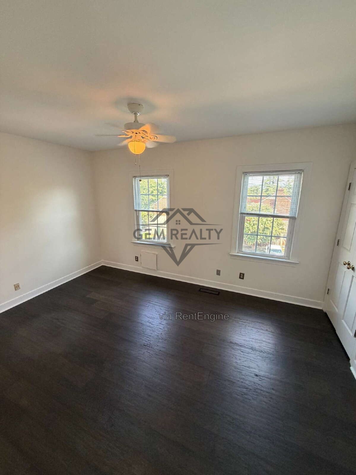 Charming 4-Bed Townhouse Retreat on College Avenue – Spacious 1932 Sq Ft in Fredericksburg! property image