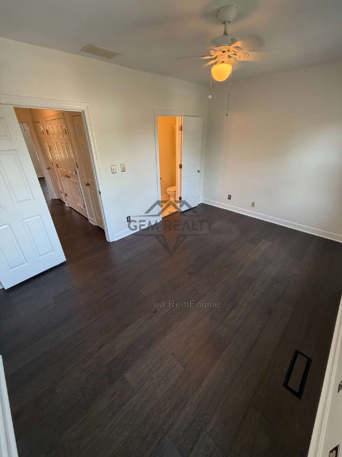 Charming 4-Bed Townhouse Retreat on College Avenue – Spacious 1932 Sq Ft in Fredericksburg! property image