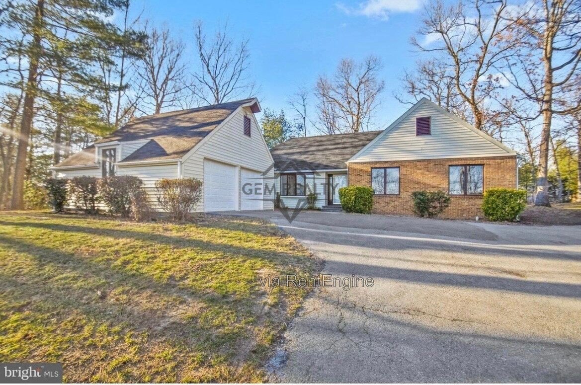 Spacious 3-Bedroom Home with 3 Full Baths – 206 Fairway Circle property image