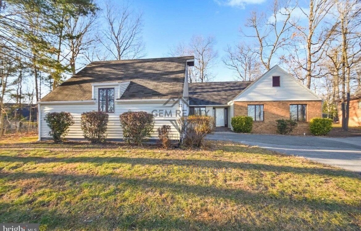 Spacious 3-Bedroom Home with 3 Full Baths – 206 Fairway Circle property image