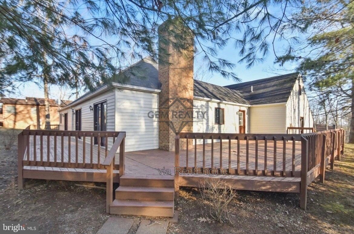 Spacious 3-Bedroom Home with 3 Full Baths – 206 Fairway Circle property image