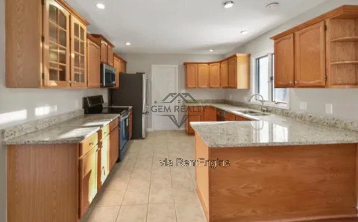Spacious 3-Bedroom Home with 3 Full Baths – 206 Fairway Circle property image
