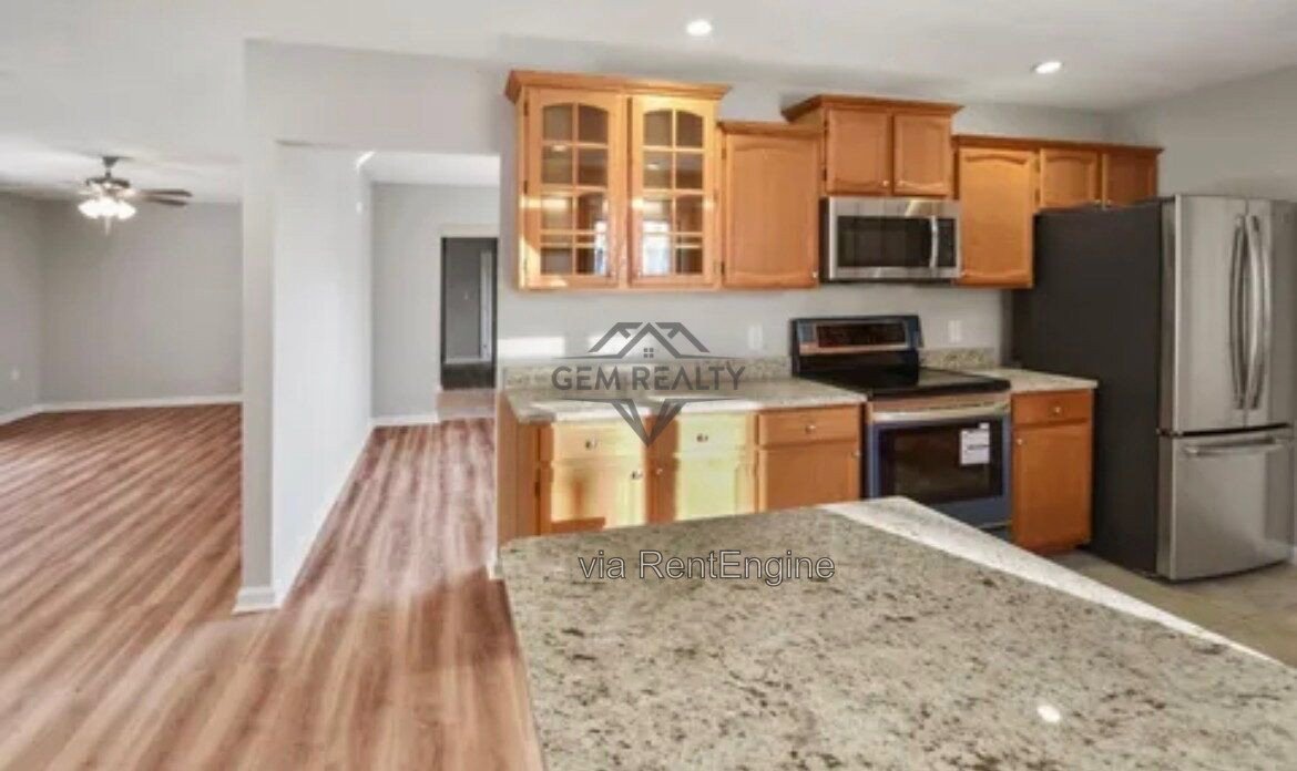 Spacious 3-Bedroom Home with 3 Full Baths – 206 Fairway Circle property image
