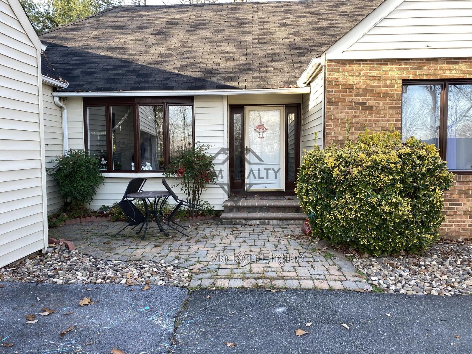 Spacious 3-Bedroom Home with 3 Full Baths – 206 Fairway Circle property image