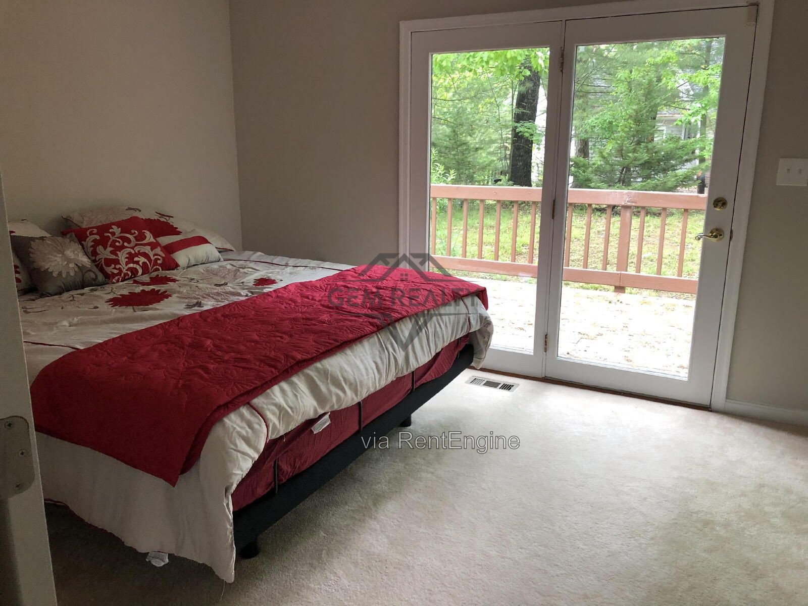 Spacious 3-Bedroom Home with 3 Full Baths – 206 Fairway Circle property image