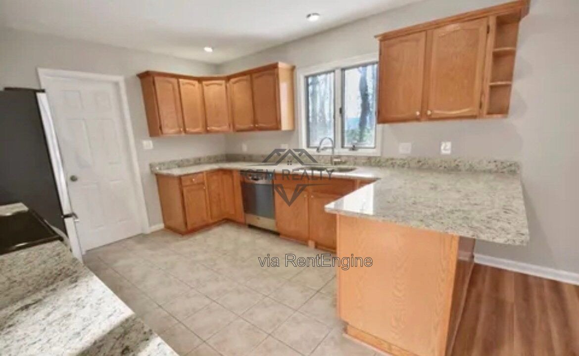 Spacious 3-Bedroom Home with 3 Full Baths – 206 Fairway Circle property image