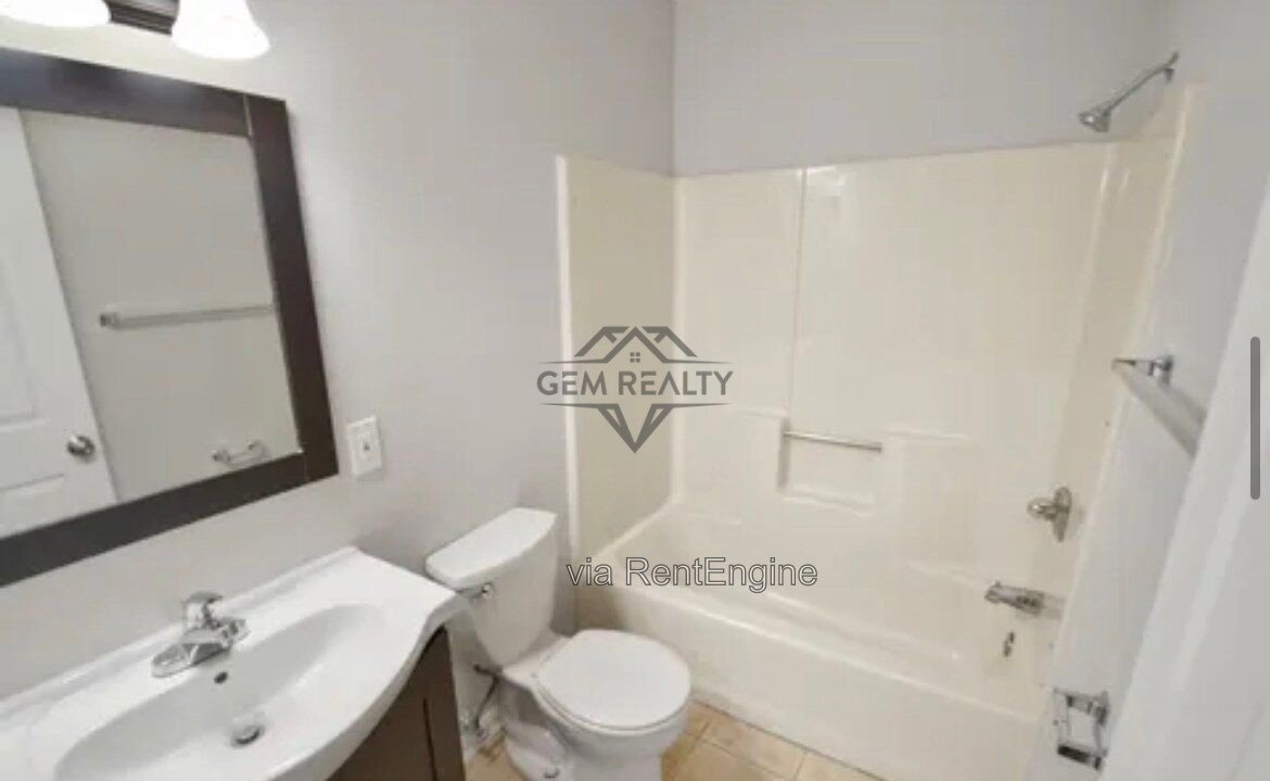 Spacious 3-Bedroom Home with 3 Full Baths – 206 Fairway Circle property image