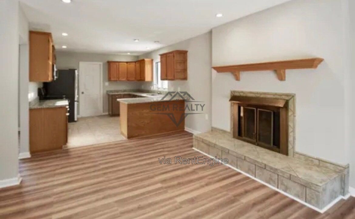 Spacious 3-Bedroom Home with 3 Full Baths – 206 Fairway Circle property image