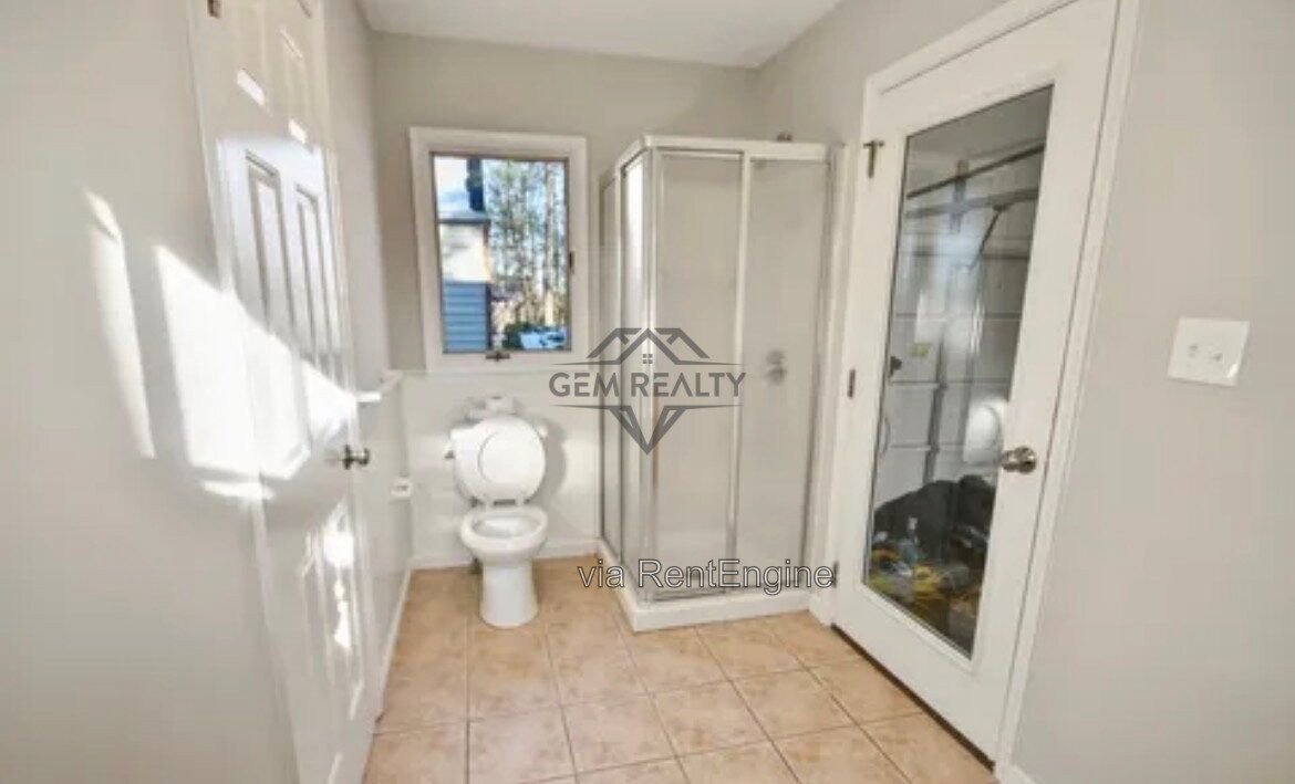 Spacious 3-Bedroom Home with 3 Full Baths – 206 Fairway Circle property image