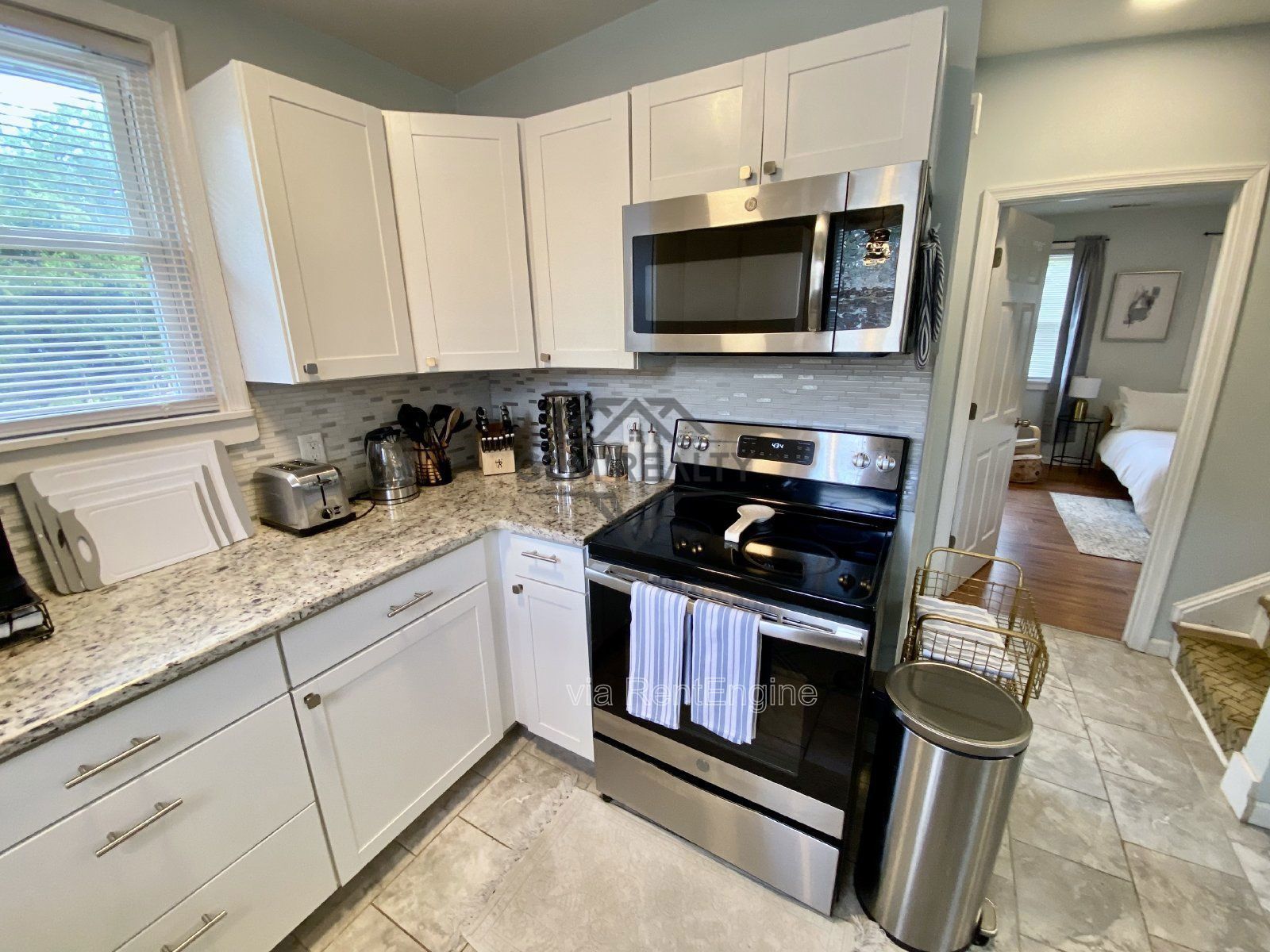 Charming Fully Furnished Cottage in the City – 3100 Stockton St property image