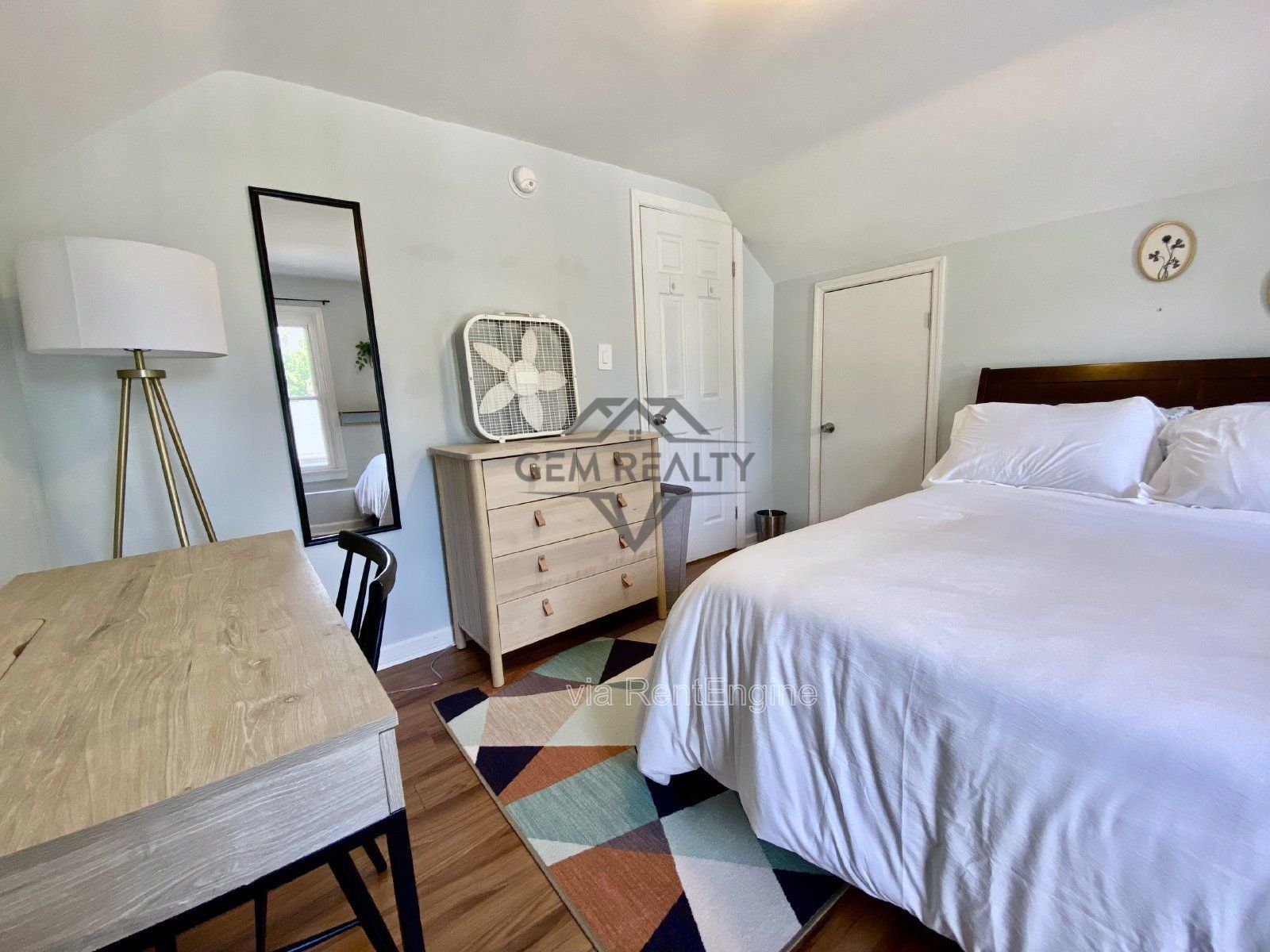 Charming Fully Furnished Cottage in the City – 3100 Stockton St property image