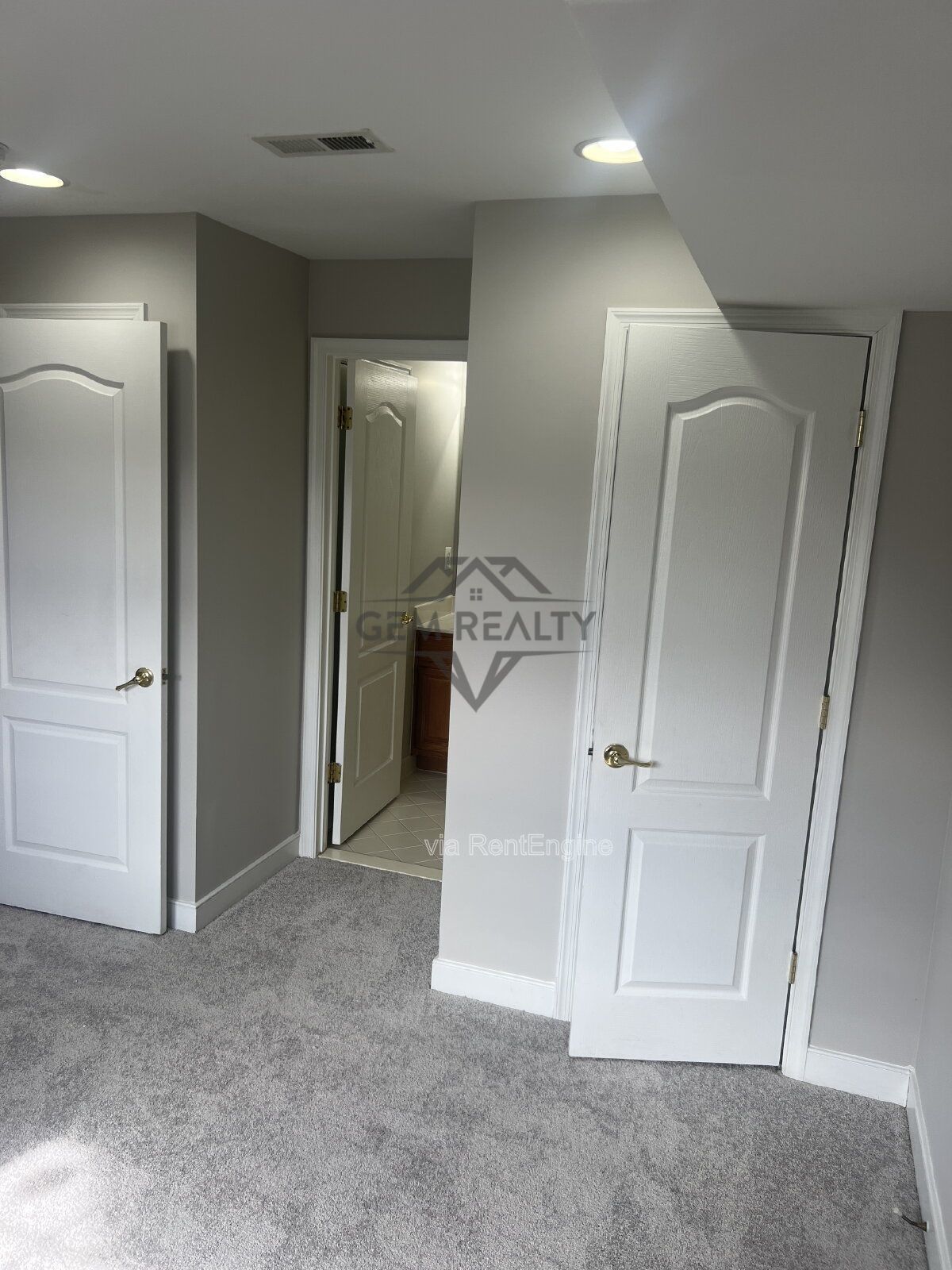 Expansive 4-Bedroom Townhouse on Broker Lane – 2342 Sq Ft of Comfort in Woodbridge! property image